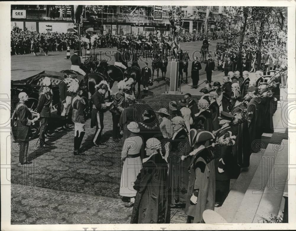 1935 Press Photo King George shake hands with Mayors at Marylebone Town Hall - Historic Images