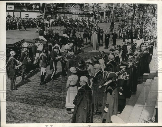 1935 Press Photo King George shake hands with Mayors at Marylebone Town Hall - Historic Images