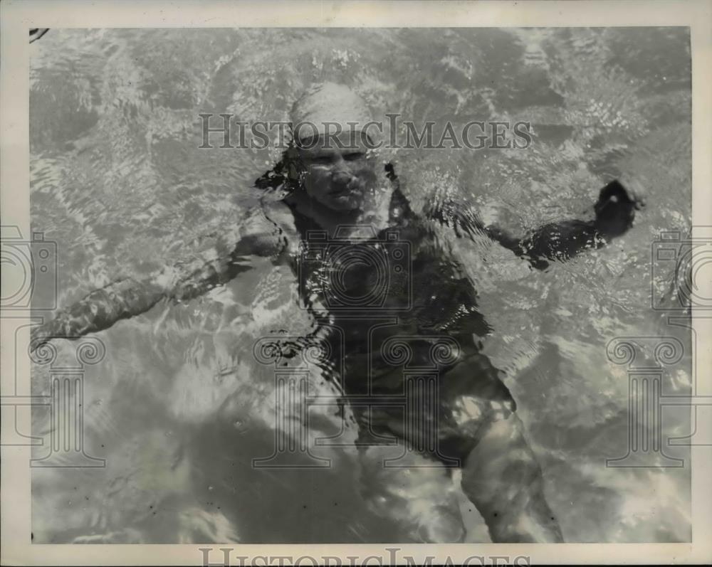 1939 Press Photo Marie Dofeldecker Swimming in Poole 23rd Street - Historic Images