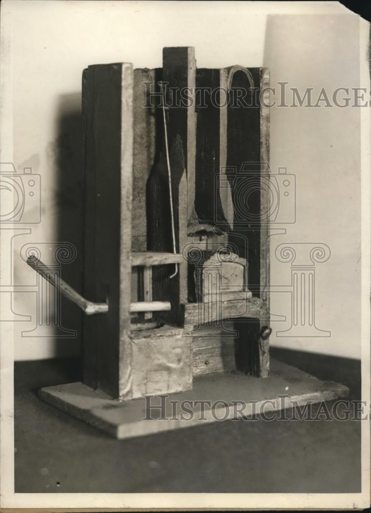 1930 Press Photo Benjamin Franklin's Inner Workings of Model Stoves - nee33876 - Historic Images