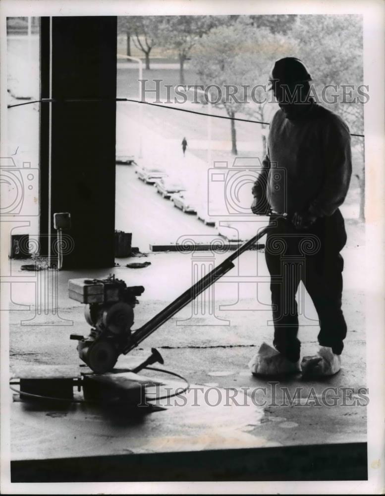 1965 Press Photo Cement Finisher Smooths Cement at Federal Office Building - Historic Images