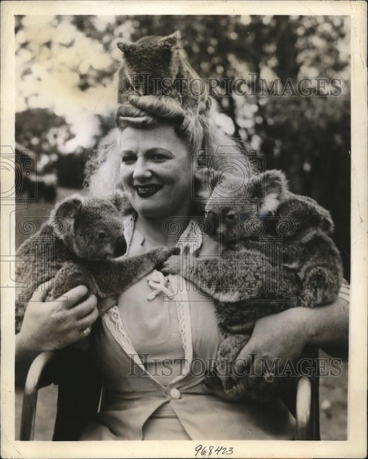 1951 Press Photo Melbourne Australia, Margorie Lawrence Singer with Koalas - Historic Images