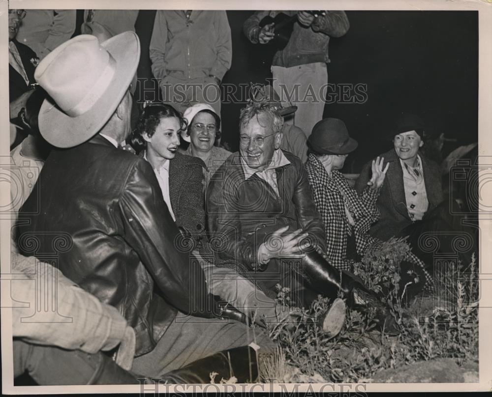 1936 Press Photo Governor Alfred Landon with his wife and daughter - nee31033 - Historic Images