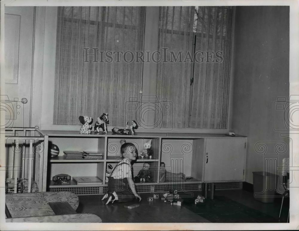 1956 Press Photo of a child in a nursery in Euclid Avenue Christian Church. - Historic Images