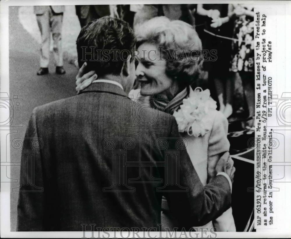 1969 Press Photo Mrs. Pat Nixon Kissed by President Nixon on Her Return - Historic Images