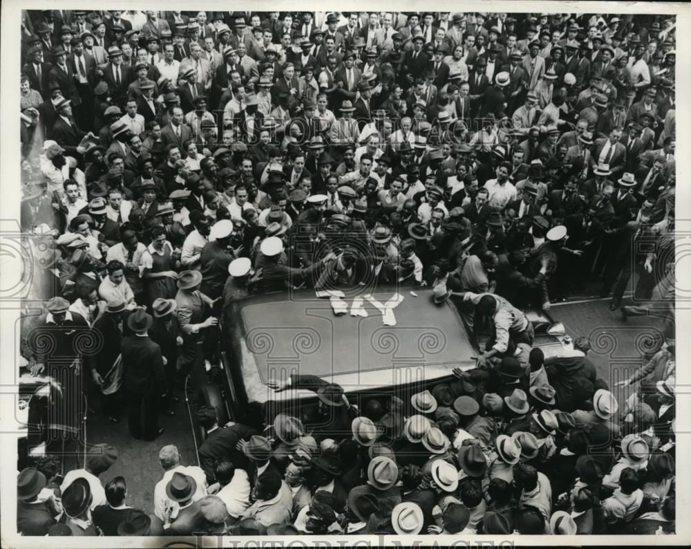 1936 Press Photo Al Ettore mobbed at arrival for bout vs Joe Louis - nes27897 - Historic Images