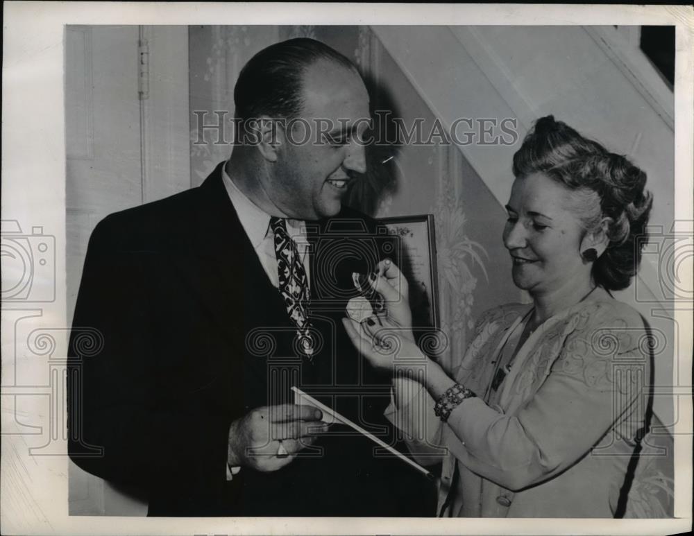 1945 Press Photo Horace Warren, wife Kathryn, Philadelphia inquirer hero medal - Historic Images