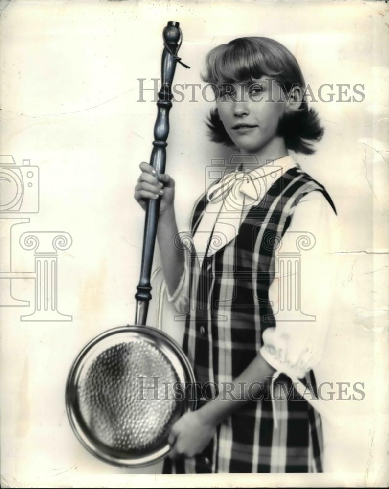 1966 Press Photo Lisa Gillespie at Age 13 with Bed Warmer - nee35856 - Historic Images