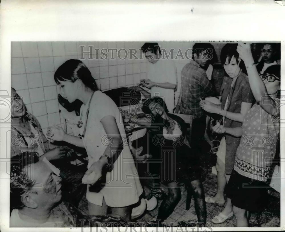 1971 Press Photo Doctors Aid Victims of Grenade Explosion in Manila Philippines - Historic Images