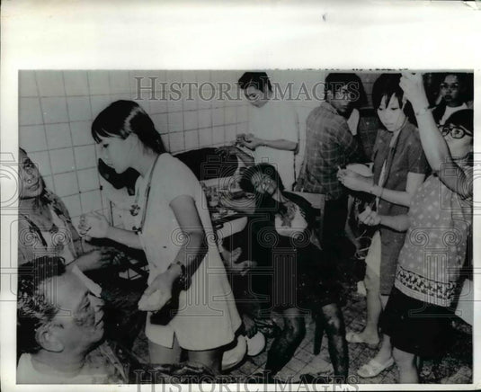 1971 Press Photo Doctors Aid Victims of Grenade Explosion in Manila Philippines - Historic Images