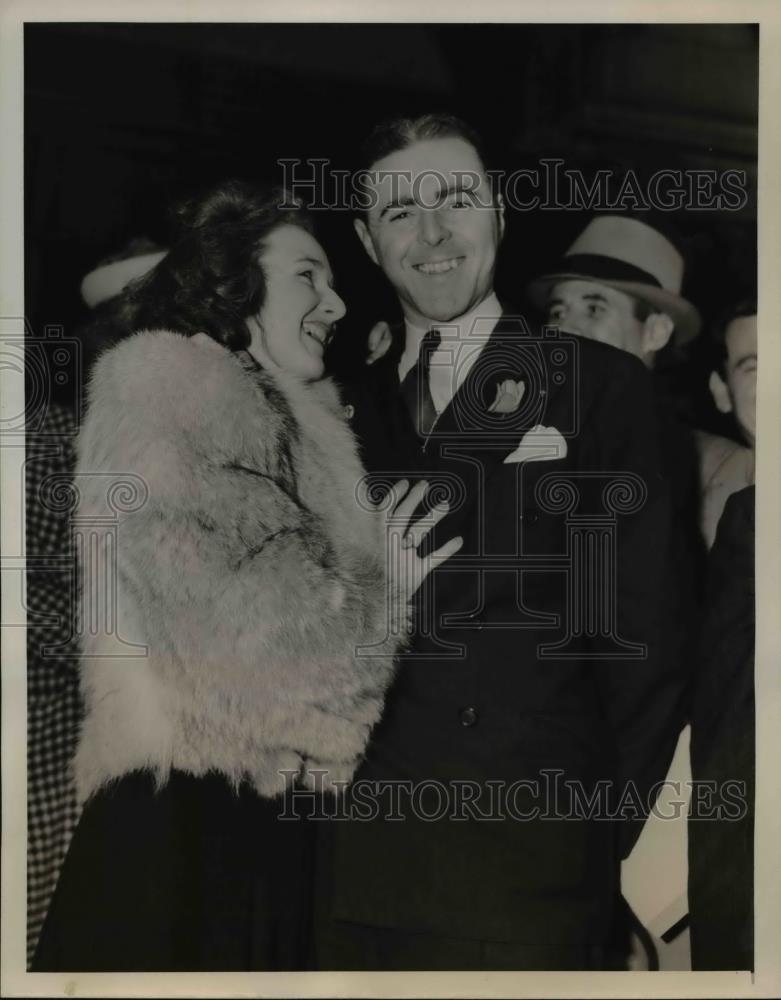 1940 Press Photo John Cassidy congratulated by sister Dorothy after Verdict - Historic Images