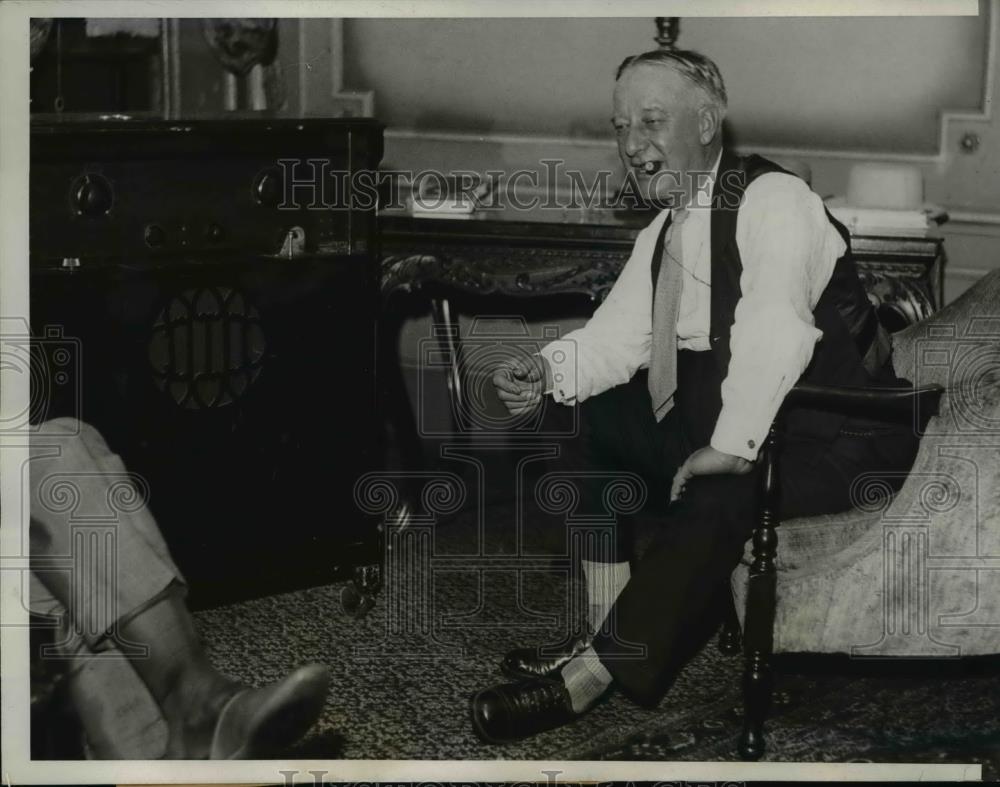 1932 Press Photo Al Smith,Downtown Chicago Hotel listens to convention on radio - Historic Images