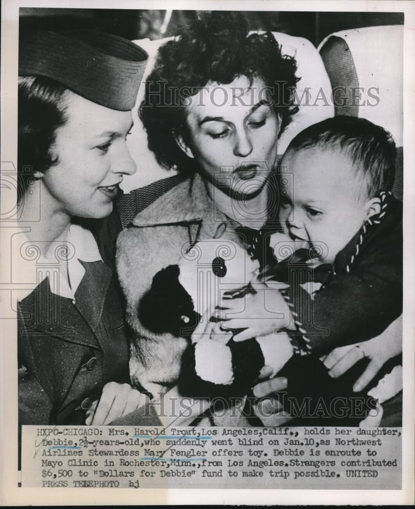 1952 Press Photo Mrs. Harold Trout Holds Blind Toddler Daughter Debbie, Chicago - Historic Images