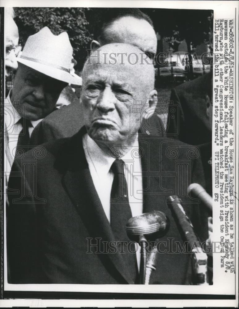 1961 Press Photo Speaker of House Mr. Sam Rayburn talks with newsmen outside - Historic Images