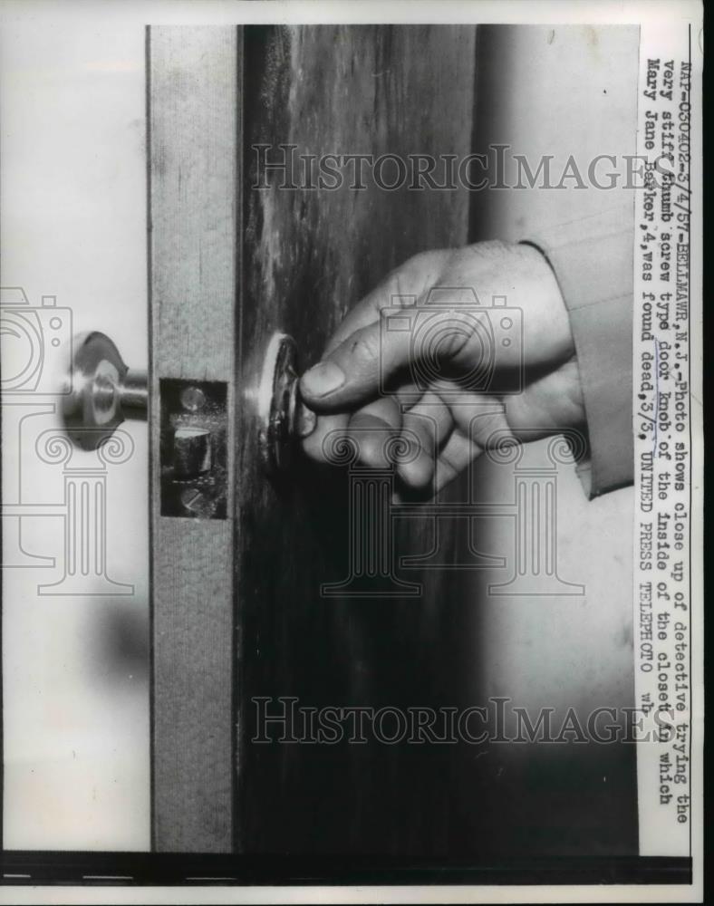 1957 Press Photo Detective Opening Closet That 4 Year Old Girl Found Dead - Historic Images