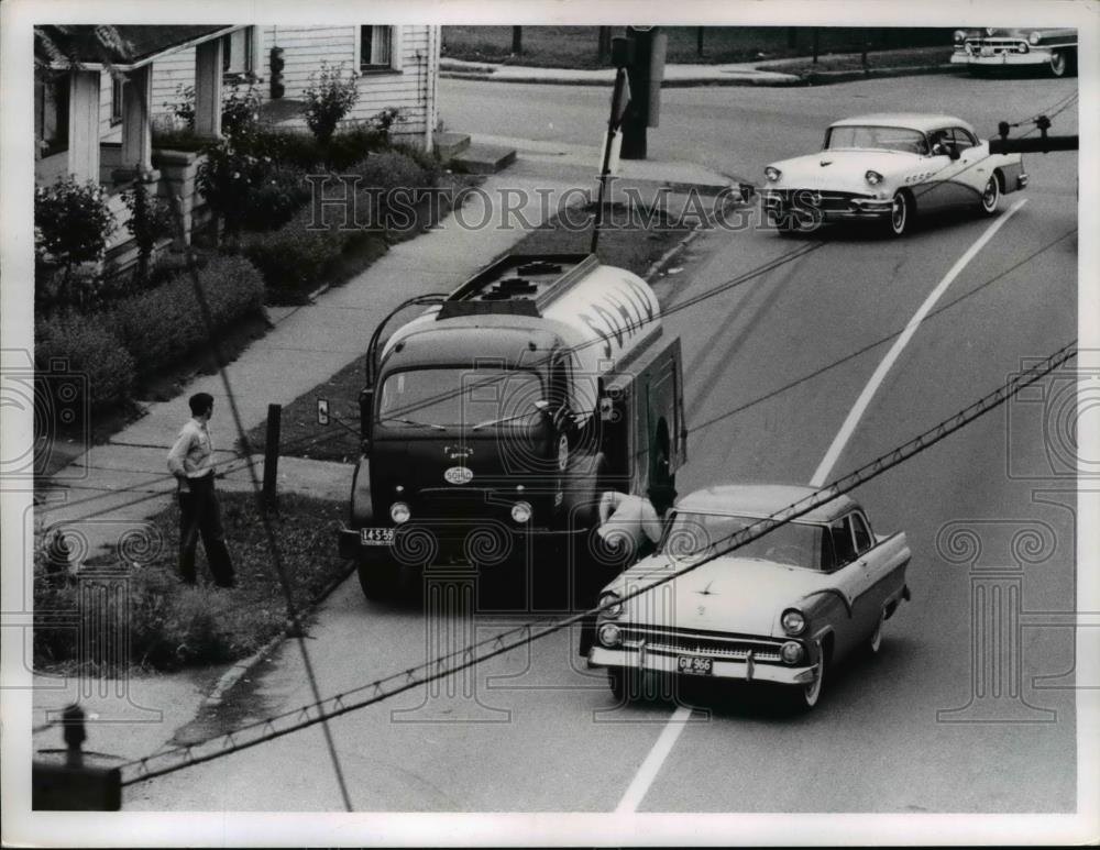 1958 Press Photo Policeman Stops Truck and Two Cars Driving Wrong Way - Historic Images