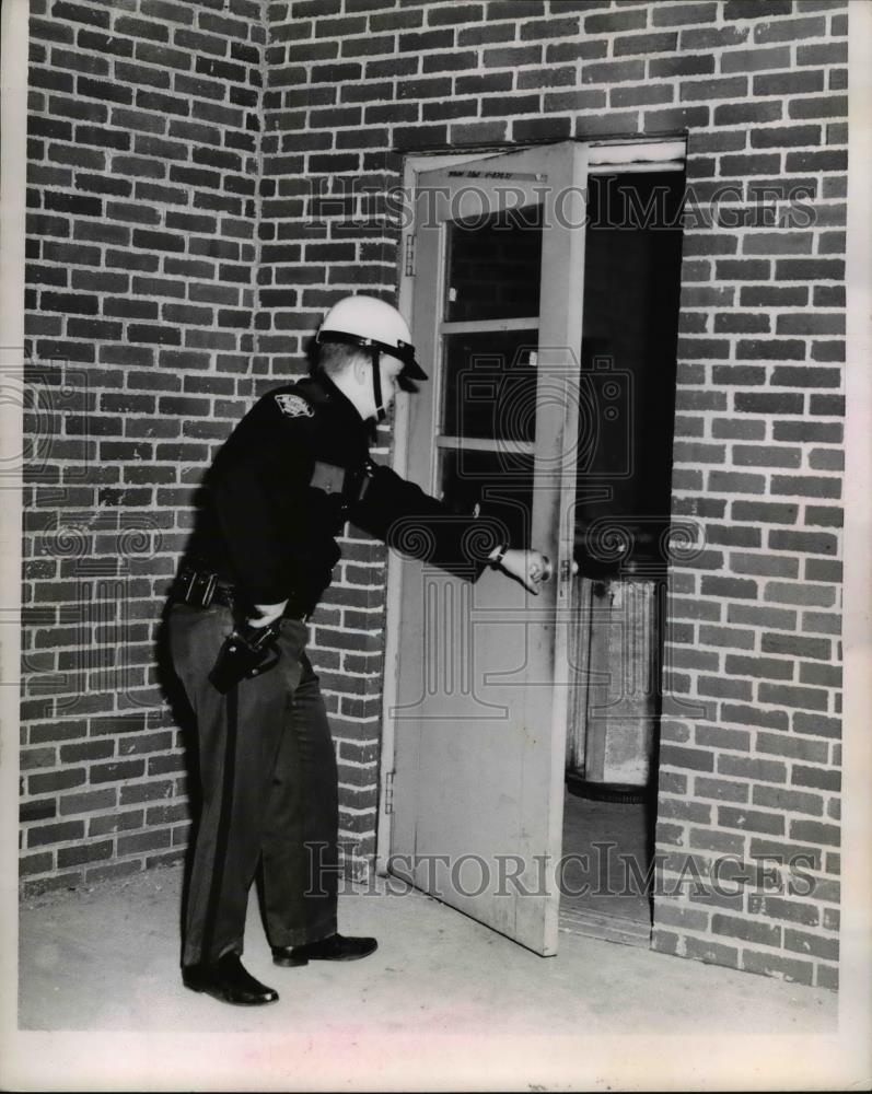 1967 Press Photo James Osborne, supervisor of Memorial Security Services - Historic Images