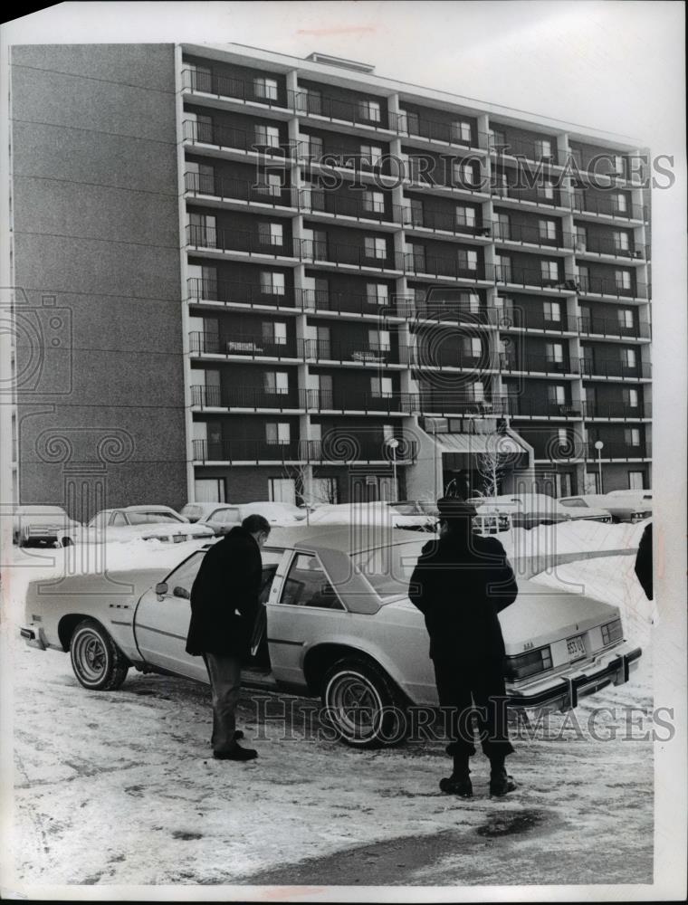 Press Photo Icy Car Scene at Community Circl II Apartments - nee32005 - Historic Images