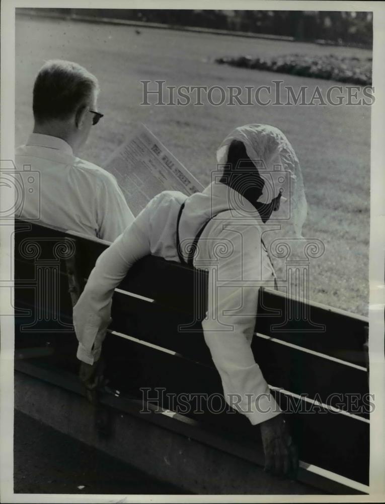 1962 Press Photo Handkerchief over his head to block sun, Pershing Square Park - Historic Images