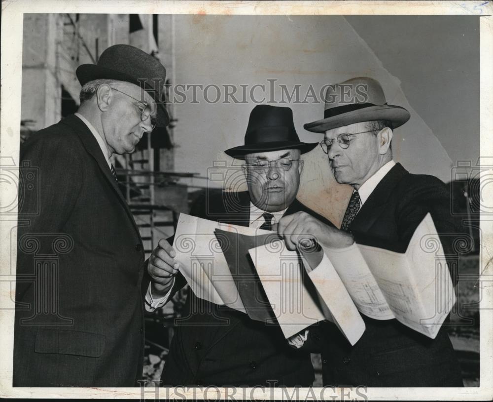 1946 Press Photo Henry J. Kaiser shows plans to Dr. Fritz Hangirg - nee30375 - Historic Images