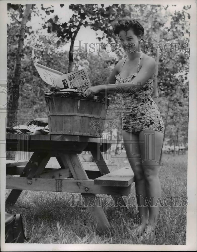 1956 Press Photo Jane Herrick Unpacking Lunch at Headland State Park - Historic Images