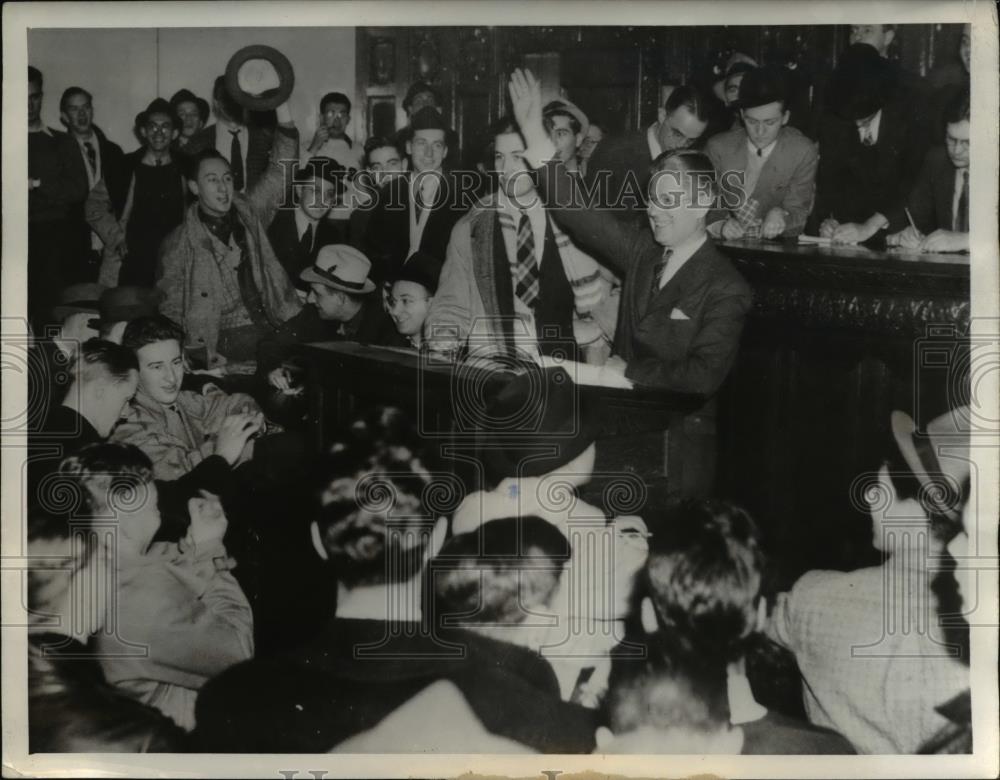 1937 Press Photo R LaFollette Univ Wisconsin Students,G Frank Removal Protest - Historic Images