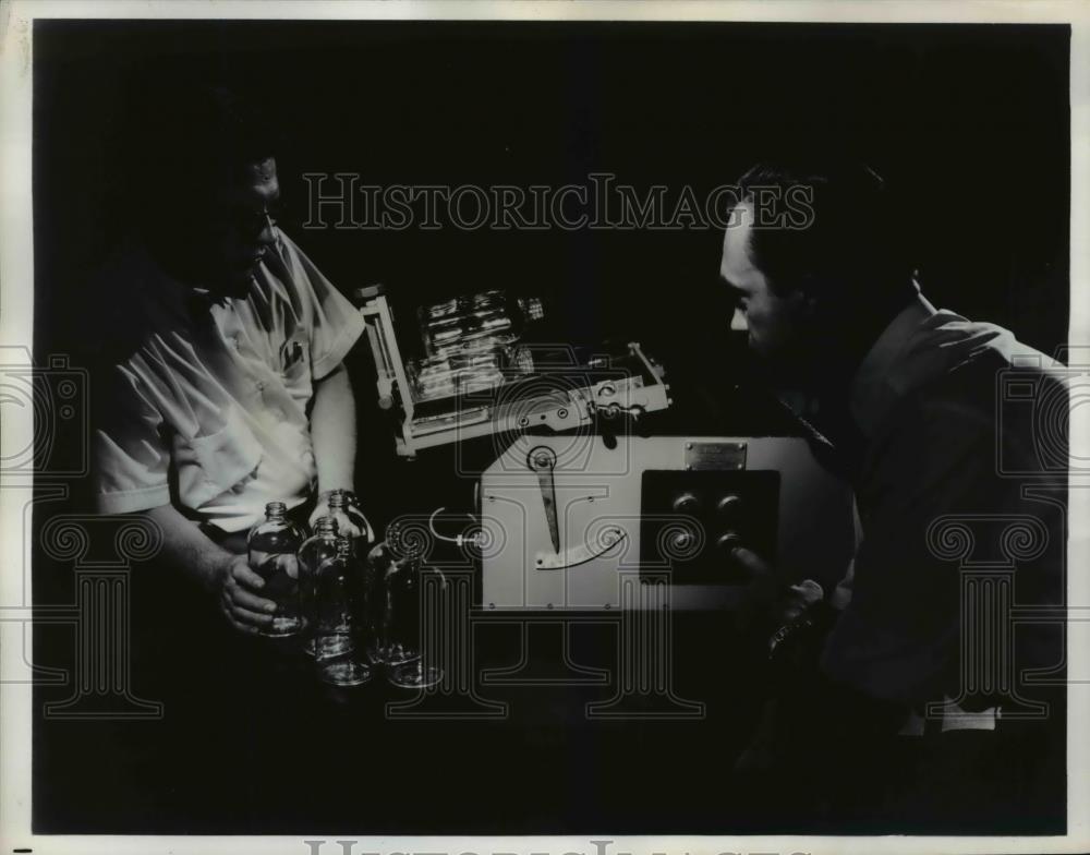 1951 Press Photo Continental Can glass research team - nee34736 - Historic Images