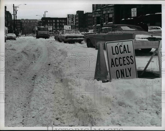 1971 Press Photo Snow Piled on West 6th Street South of Lakeside Avenue - Historic Images