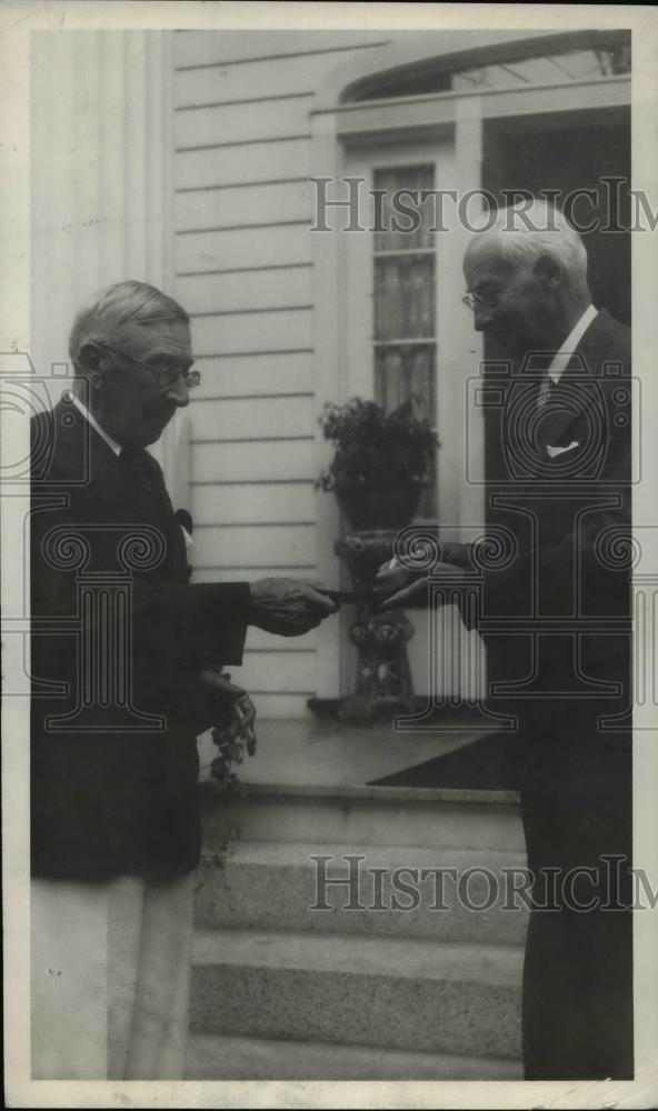 1937 Press Photo Tarkington receives &quot;Signigicant Sig&quot;l from Frederick Scheuch - Historic Images