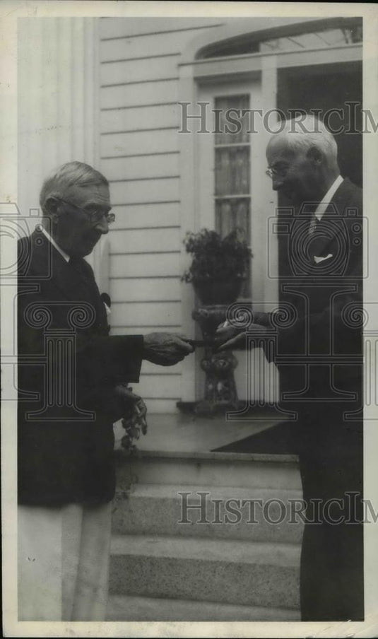 1937 Press Photo Tarkington receives "Signigicant Sig"l from Frederick Scheuch - Historic Images