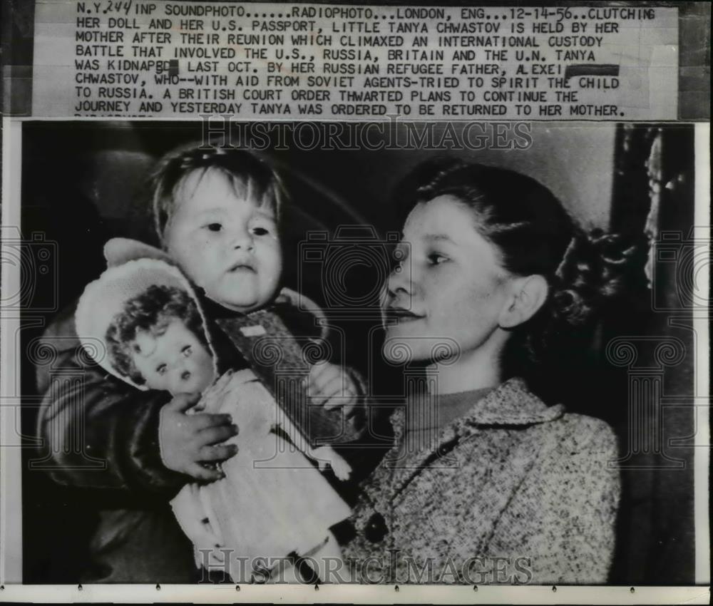 1950 Press Photo Tanya Chwastov &amp; Mother Reunited After International Custody Ba - Historic Images