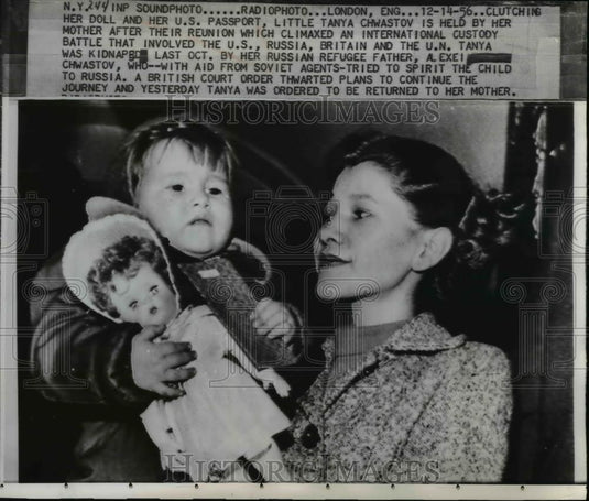 1950 Press Photo Tanya Chwastov & Mother Reunited After International Custody Ba - Historic Images