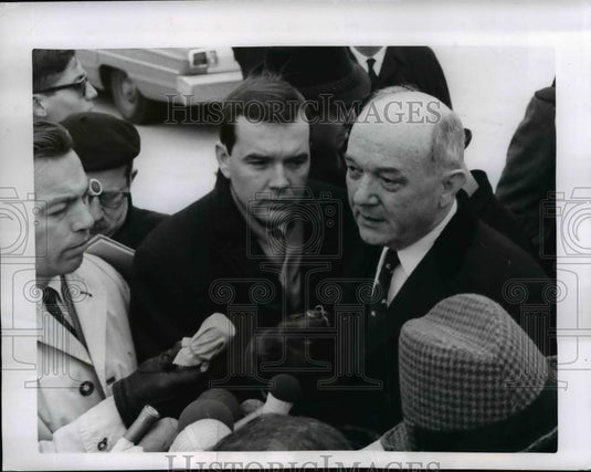 1966 Press Photo Dean Rusk talks to news men on arrival to O'Hare airport - Historic Images
