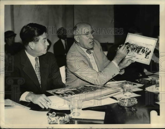 1937 Press Photo Sen. Robert M. LaFollette Jr., Sen. Elbert D. Thomas hold photo - Historic Images