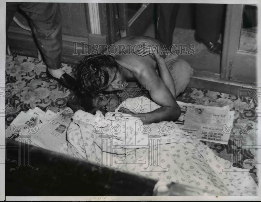 1950 Press Photo Two Women Injured after leap from burning rooming house - Historic Images