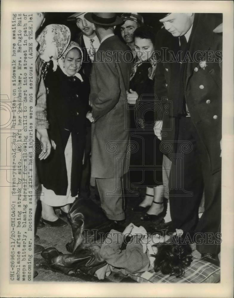 1948 Press Photo Judy Ruiz Age 7 Waitjng For Ambulance After Being Hit by Car - Historic Images