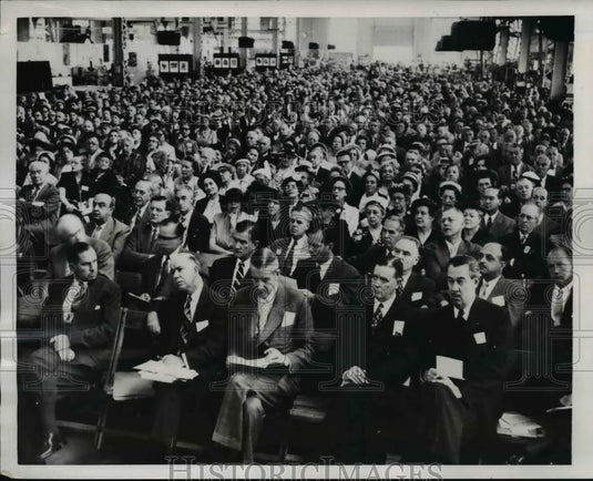 1951 Press Photo The annual Shareholder's meeting of the Standard Oil Company - Historic Images