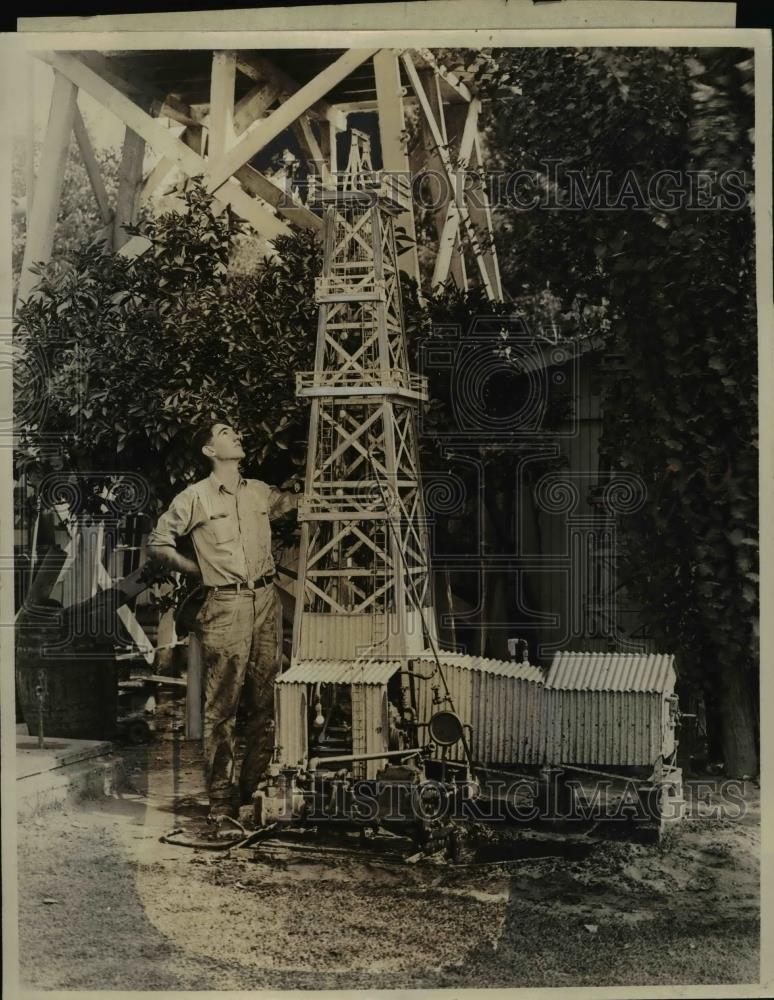 1930 Press Photo of a miniature oil drilling rig made by Julian Hathaway. - Historic Images