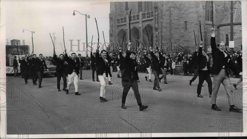 1968 Press Photo John Carroll Marchers in Front of St. John&#39;s St. Patrick&#39;s Day - Historic Images