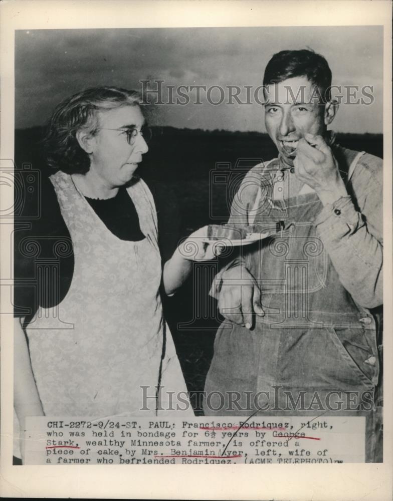 1948 Press Photo Francisco Rodriquez held by George Stark and Mrs. Benhamin Myer - Historic Images