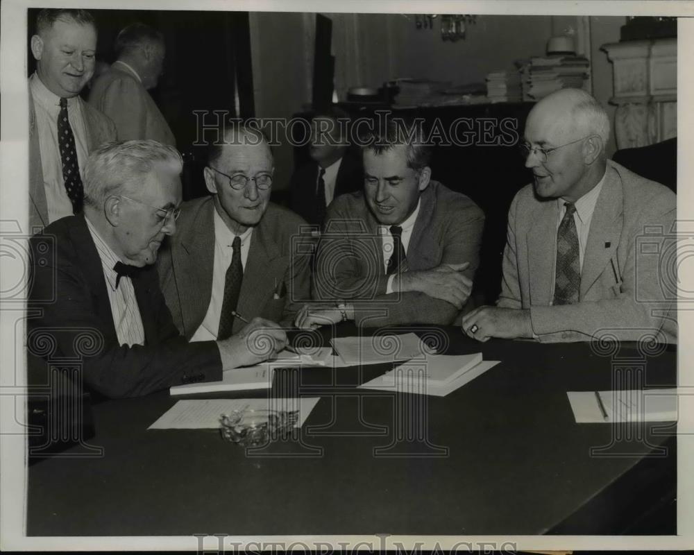 1938 Press Photo Sen. George Norris, Sec. Wallace, Sen. James Pope and Morgan - Historic Images