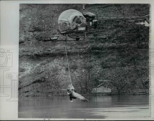 1961 Press Photo Kevin Knussmann in arms of Fireman after rescue from lake - Historic Images