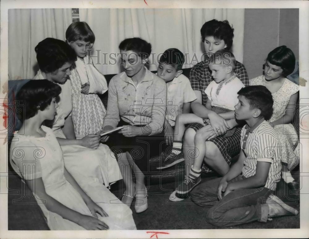 1960 Press Photo Mrs. Graham Armstrong &amp; 8 Children - nee34915 - Historic Images