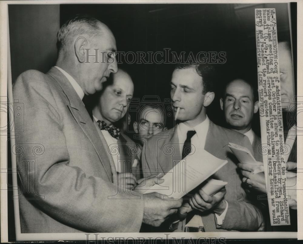 1951 Press Photo Sen. Richard Russell shows reporters account of Truman meeting - Historic Images