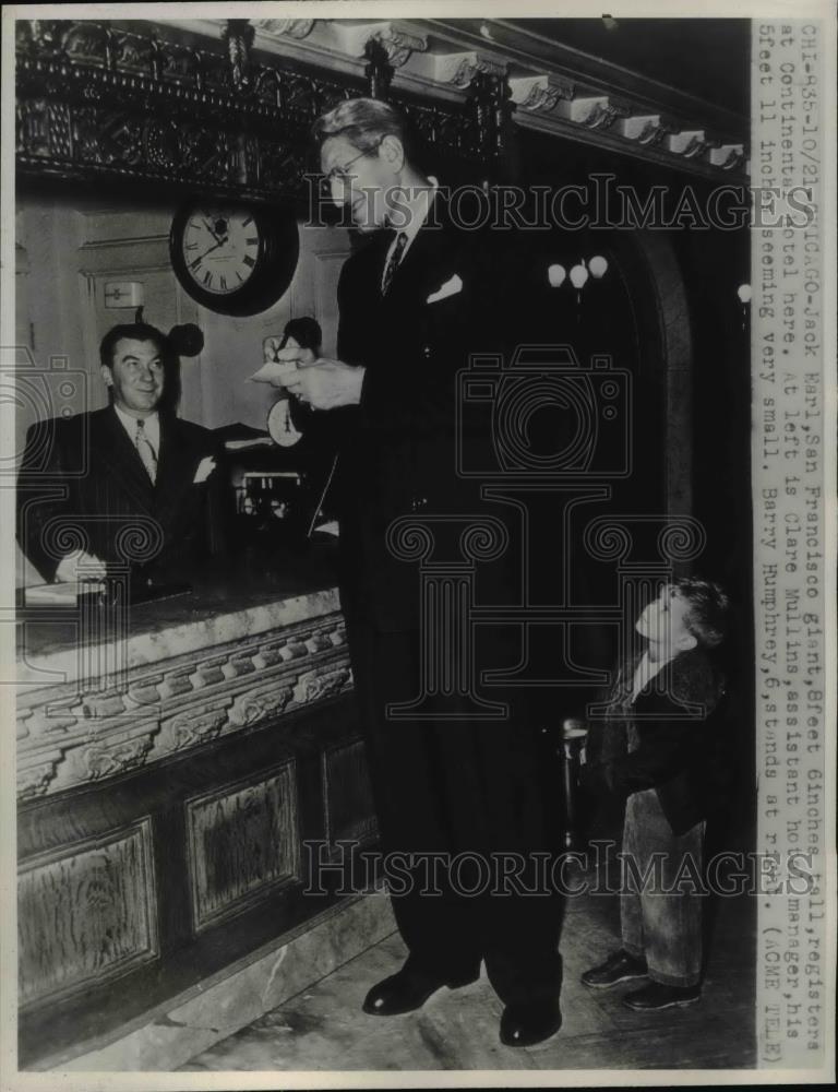 1946 Press Photo 8-Foot 6 Giant Jack Earl at Chicago Hotel - nee35877 - Historic Images