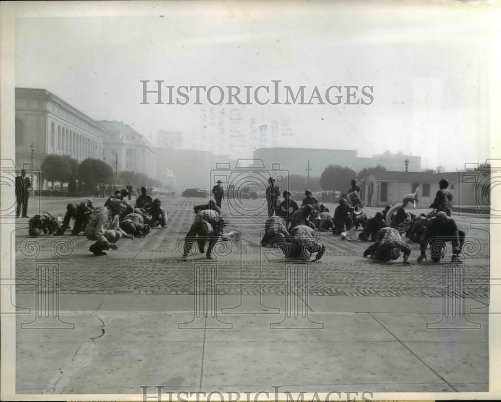 1945 Press Photo &quot;Jungleers&quot; performed traditional Kiss the Ground, SF City Hall - Historic Images