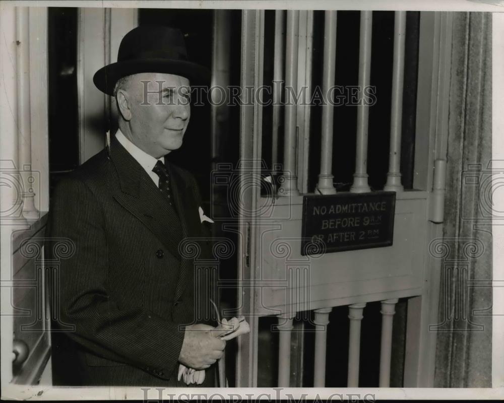 1938 Press Photo Demetrios Sicilianos gifts Check to US Treasury - nee30225 - Historic Images