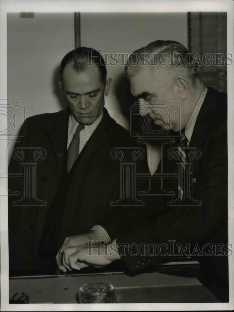 1944 Press Photo Captain WW White Bevery Hills PD Indicted Taken Into Custody - Historic Images