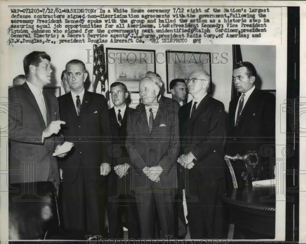 1961 Press Photo White House Ceremony signed Non discrimination agreement, Wash. - Historic Images