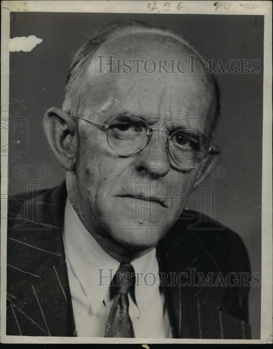 1951 Press Photo Columnist Dudley Chamberlain - nee37081 - Historic Images